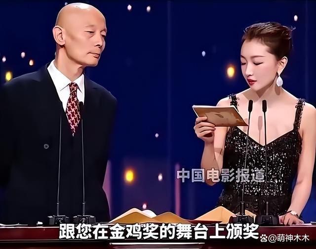 周冬雨时装周遭富婆公开点名吐槽:全程臭脸不配合