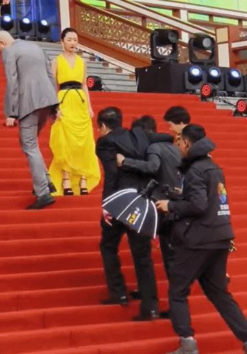 周冬雨时装周遭富婆公开点名吐槽:全程臭脸不配合