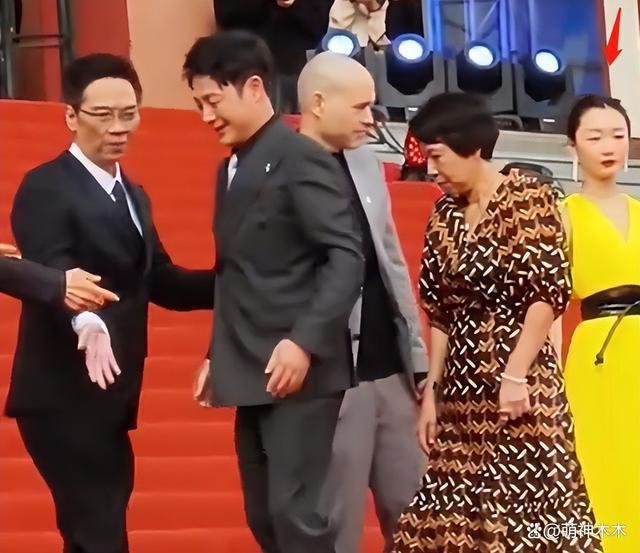 周冬雨时装周遭富婆公开点名吐槽:全程臭脸不配合