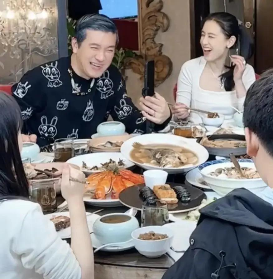 黄圣依高调为儿子庆生，一桌硬菜堪比过年，网友：土豪啊！