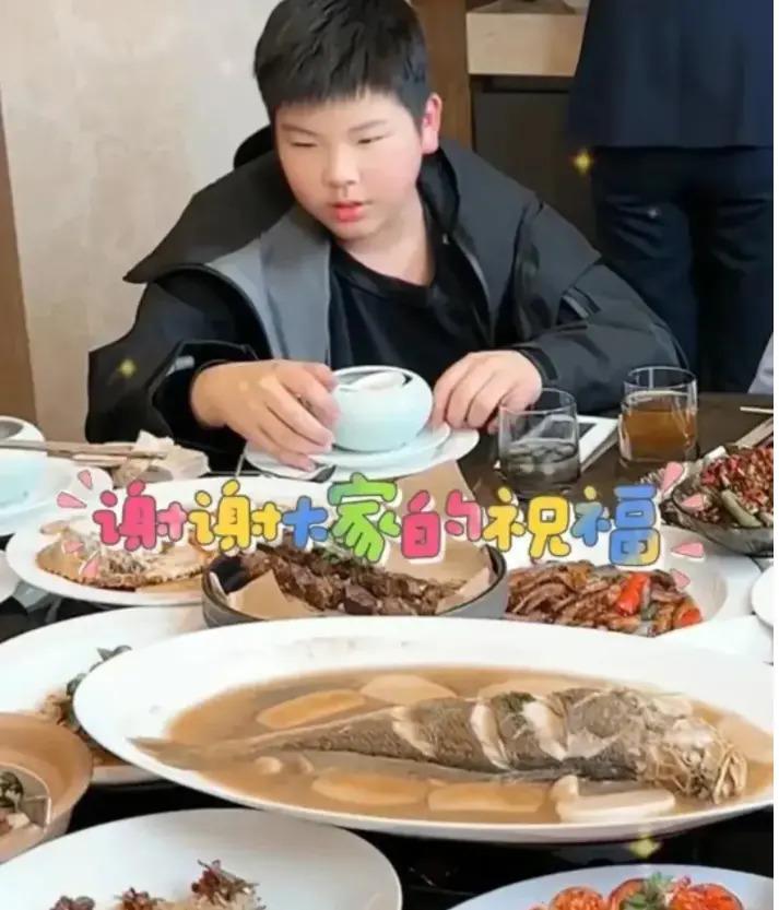 黄圣依高调为儿子庆生，一桌硬菜堪比过年，网友：土豪啊！