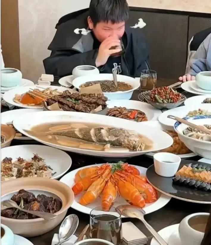 黄圣依高调为儿子庆生，一桌硬菜堪比过年，网友：土豪啊！
