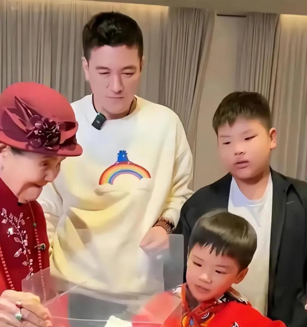 黄圣依高调为儿子庆生，一桌硬菜堪比过年，网友：土豪啊！