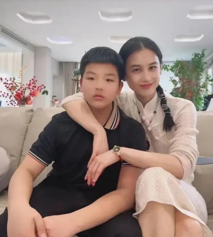 黄圣依高调为儿子庆生，一桌硬菜堪比过年，网友：土豪啊！