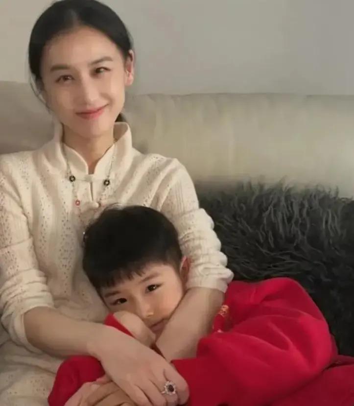 黄圣依高调为儿子庆生，一桌硬菜堪比过年，网友：土豪啊！