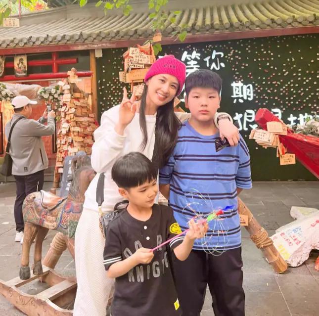 黄圣依高调为儿子庆生，一桌硬菜堪比过年，网友：土豪啊！