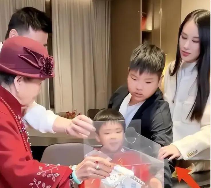 黄圣依高调为儿子庆生，一桌硬菜堪比过年，网友：土豪啊！