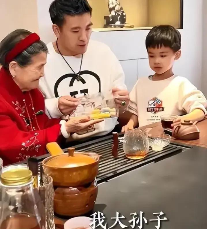 黄圣依高调为儿子庆生，一桌硬菜堪比过年，网友：土豪啊！