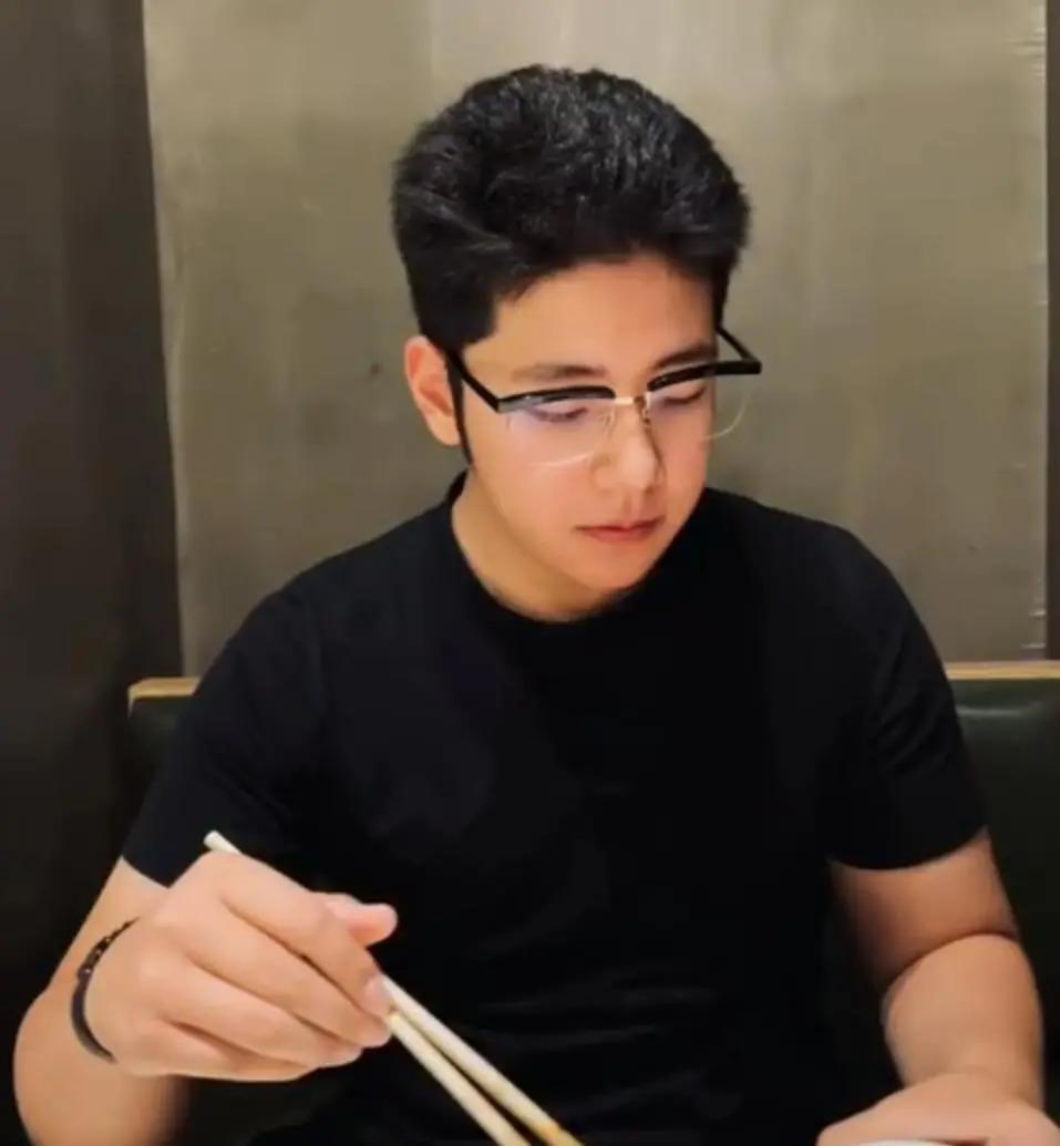 突然就变样了！郭麒麟胖成球，吴昕认不出，石头成大男孩了