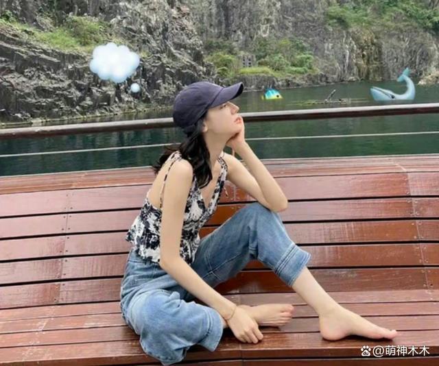 黄景瑜拍照避嫌，因为热巴不敢比8，网友直言越避嫌越真
