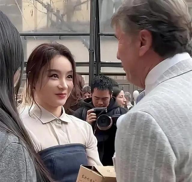 袁姗姗鼻子被嘲像“格格巫”，满满的科技与狠活