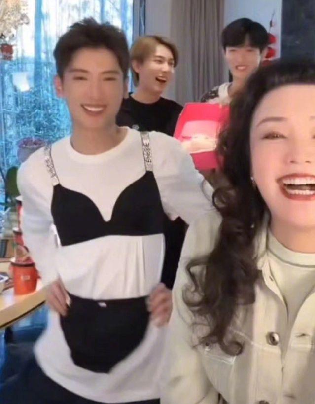 汪小菲前员工公开维护大S：她要是想赚钱，随随便便一个亿