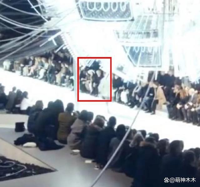 LV大秀代言人待遇：刘亦菲被大咖环绕，周冬雨身旁冷清