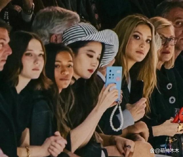 LV大秀代言人待遇：刘亦菲被大咖环绕，周冬雨身旁冷清