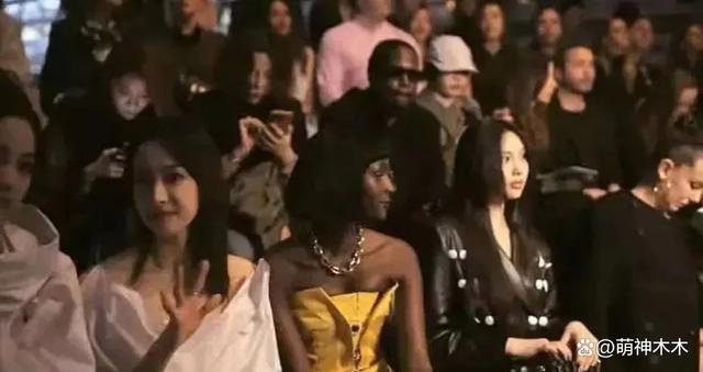 LV大秀代言人待遇：刘亦菲被大咖环绕，周冬雨身旁冷清