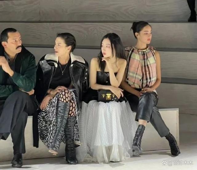 LV大秀代言人待遇：刘亦菲被大咖环绕，周冬雨身旁冷清