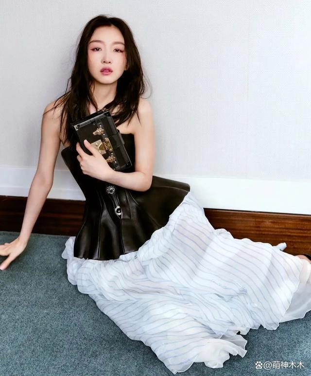 LV大秀代言人待遇：刘亦菲被大咖环绕，周冬雨身旁冷清