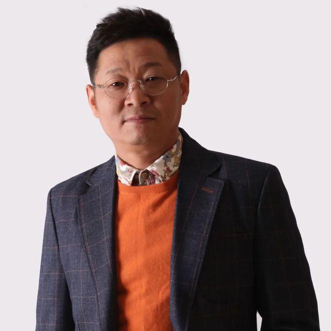 赵亮：因演太监成名，娶名模为妻，如今为何去养鸡？