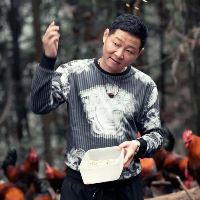 赵亮：因演太监成名，娶名模为妻，如今为何去养鸡？