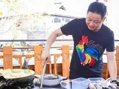 赵亮：因演太监成名，娶名模为妻，如今为何去养鸡？