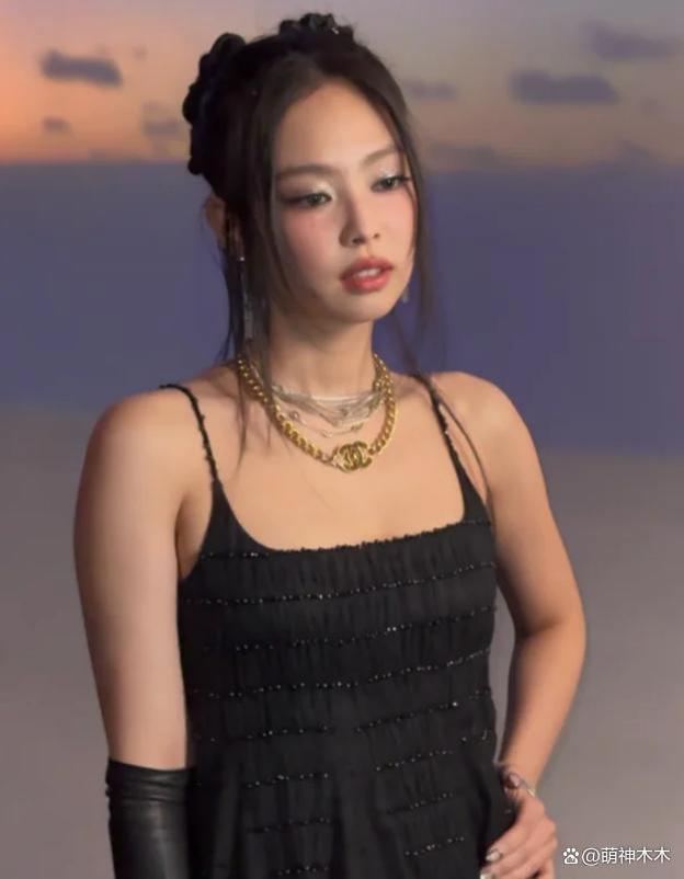 韩女星时装周生图：仪态不佳身材虐，被指像精神小妹进城