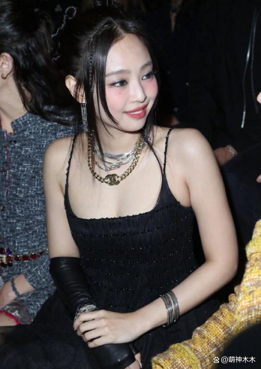 韩女星时装周生图：仪态不佳身材虐，被指像精神小妹进城