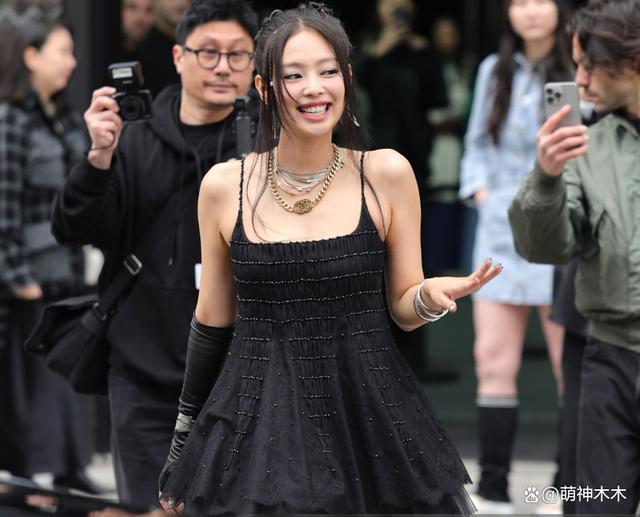 韩女星时装周生图：仪态不佳身材虐，被指像精神小妹进城