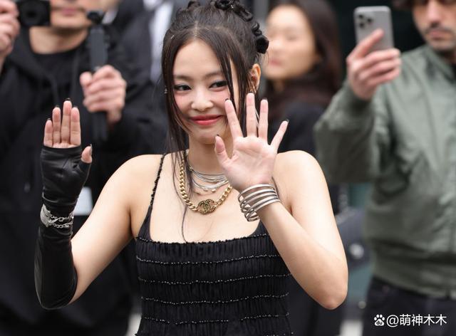 韩女星时装周生图：仪态不佳身材虐，被指像精神小妹进城