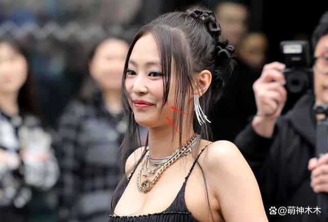 韩女星时装周生图：仪态不佳身材虐，被指像精神小妹进城