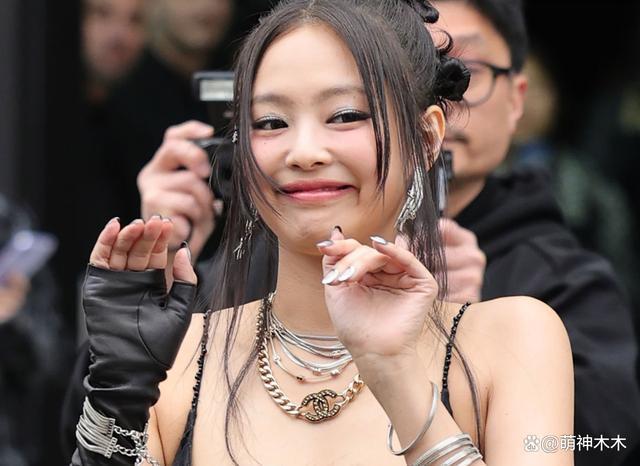 韩女星时装周生图：仪态不佳身材虐，被指像精神小妹进城