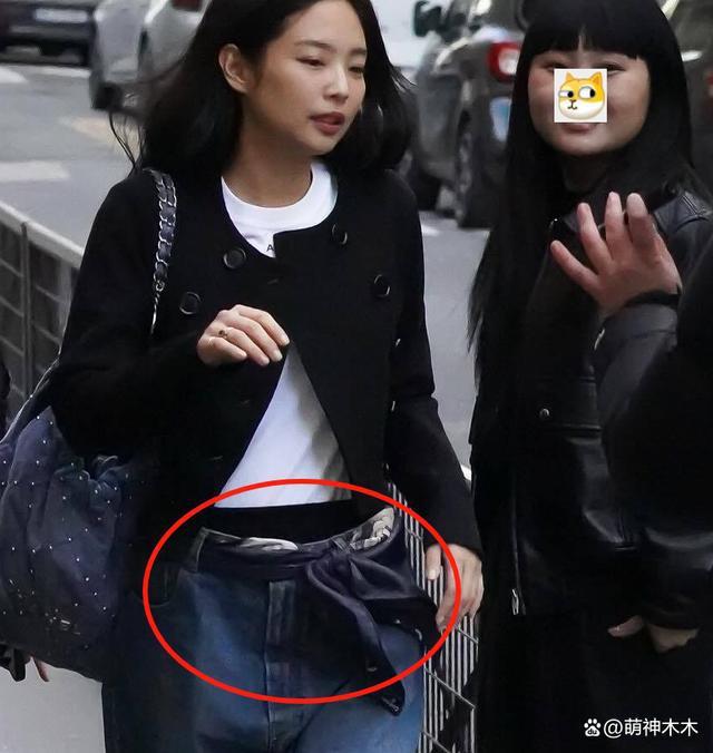 韩女星时装周生图：仪态不佳身材虐，被指像精神小妹进城