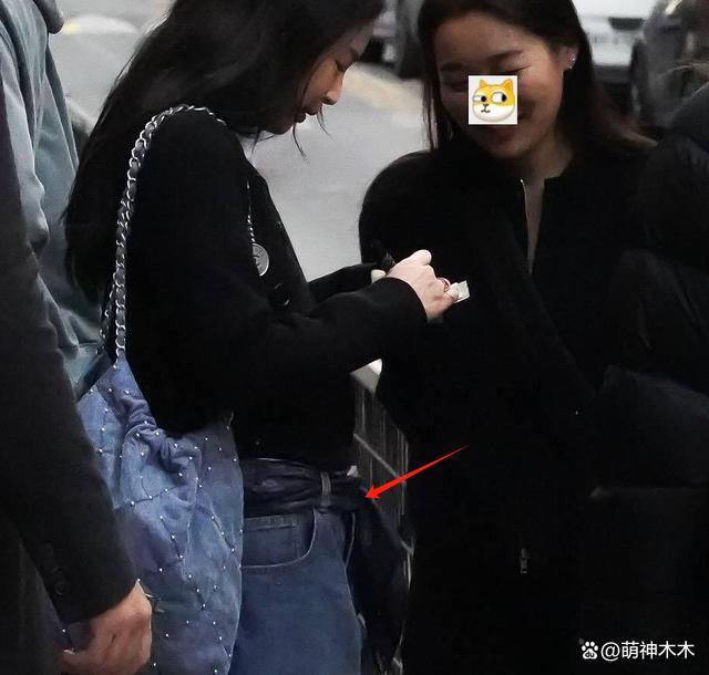 韩女星时装周生图：仪态不佳身材虐，被指像精神小妹进城