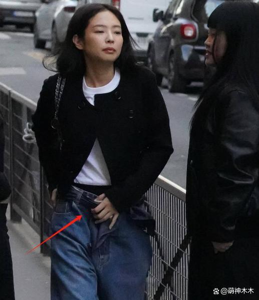 韩女星时装周生图：仪态不佳身材虐，被指像精神小妹进城