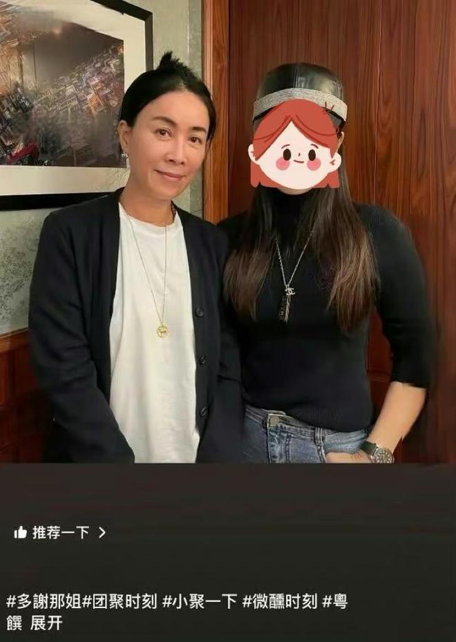 那英被传凉凉后首现身，纯素颜露面，与粉丝合影平易近人