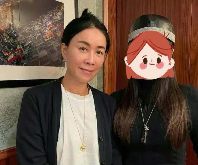 那英被传凉凉后首现身，纯素颜露面，与粉丝合影平易近人