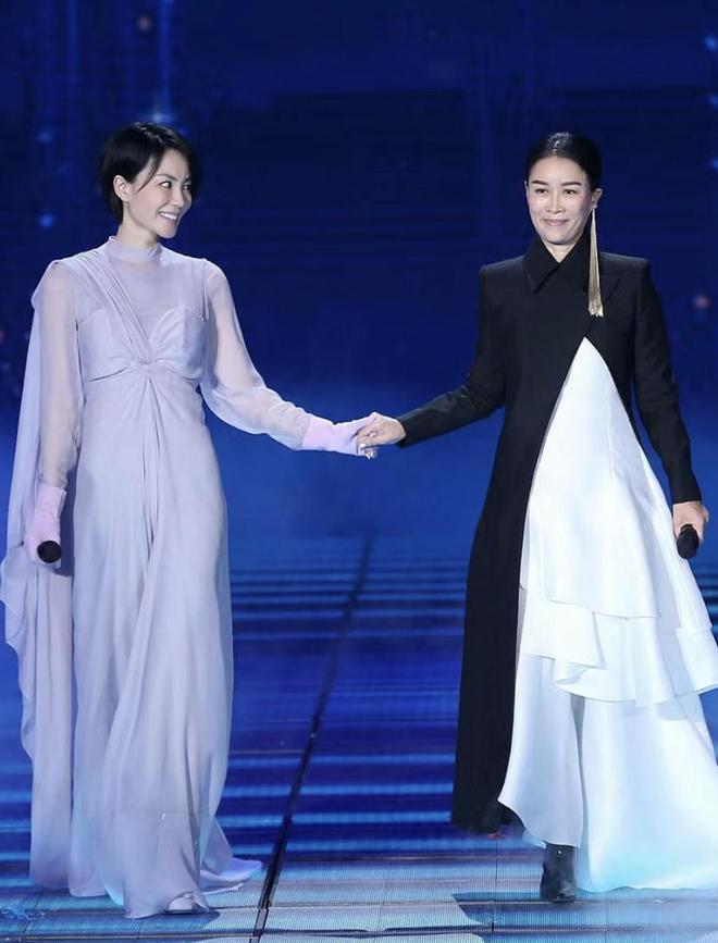 那英被传凉凉后首现身，纯素颜露面，与粉丝合影平易近人