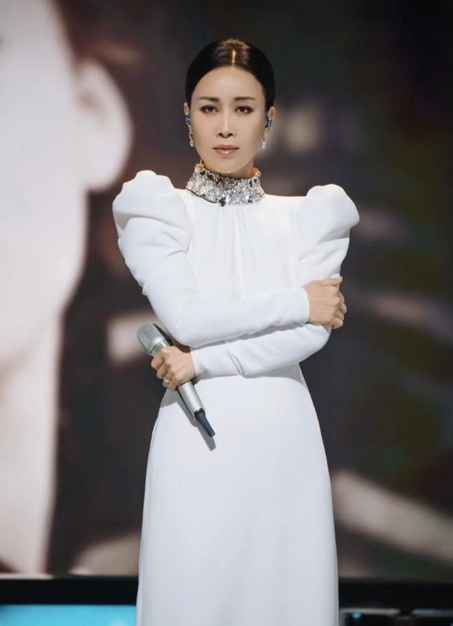 那英被传凉凉后首现身，纯素颜露面，与粉丝合影平易近人