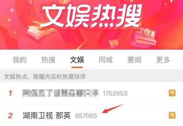 那英被传凉凉后首现身，纯素颜露面，与粉丝合影平易近人