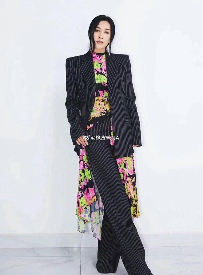 那英被传凉凉后首现身，纯素颜露面，与粉丝合影平易近人