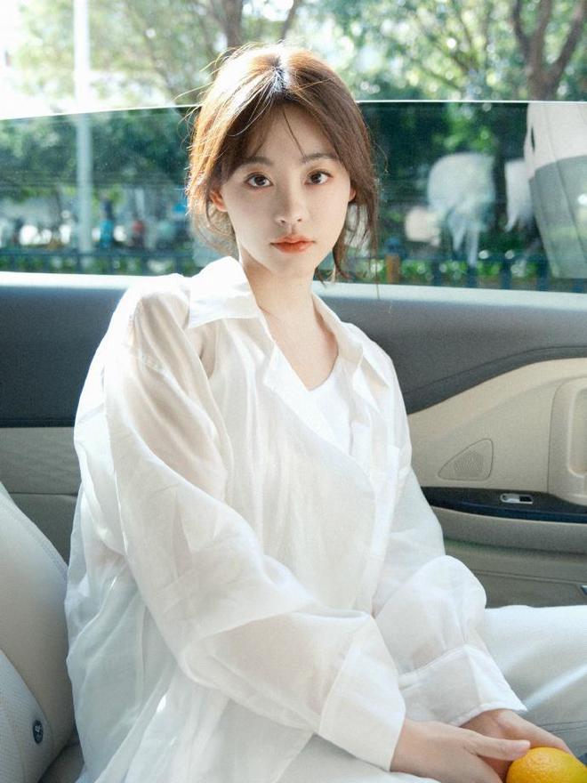 祝绪丹再晒美照，清纯甜美宛如初恋，配文似有深意引争议