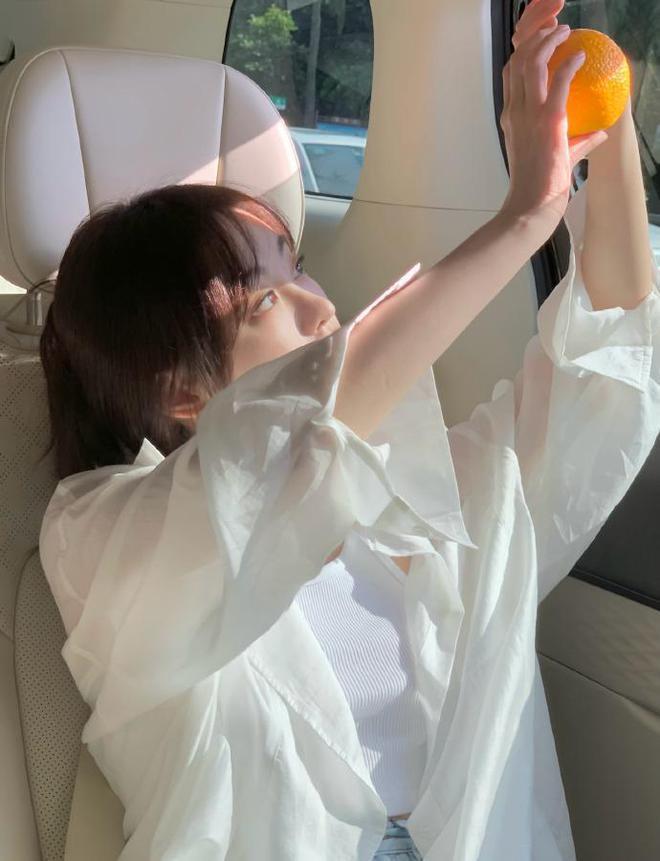 祝绪丹再晒美照，清纯甜美宛如初恋，配文似有深意引争议