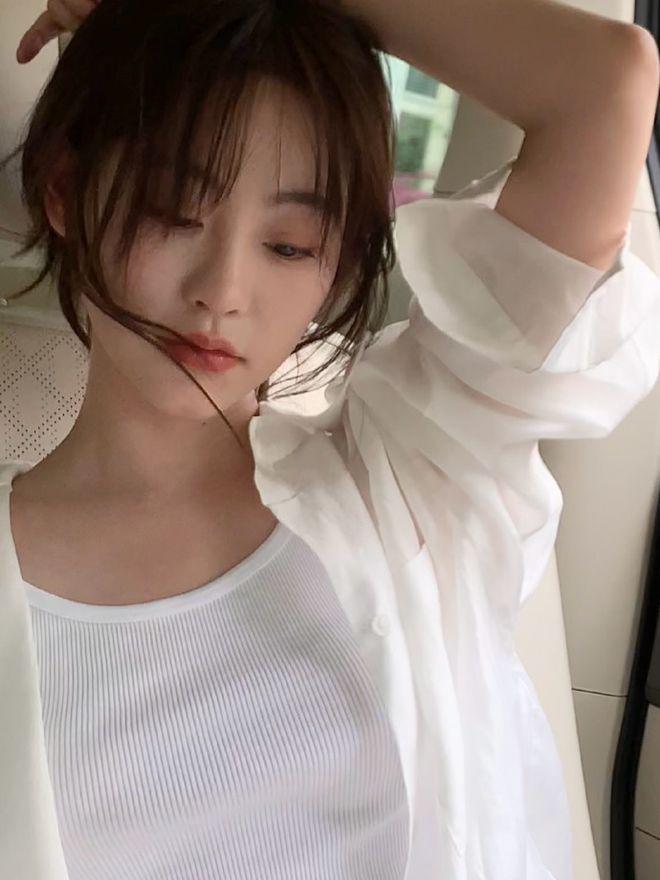 祝绪丹再晒美照，清纯甜美宛如初恋，配文似有深意引争议