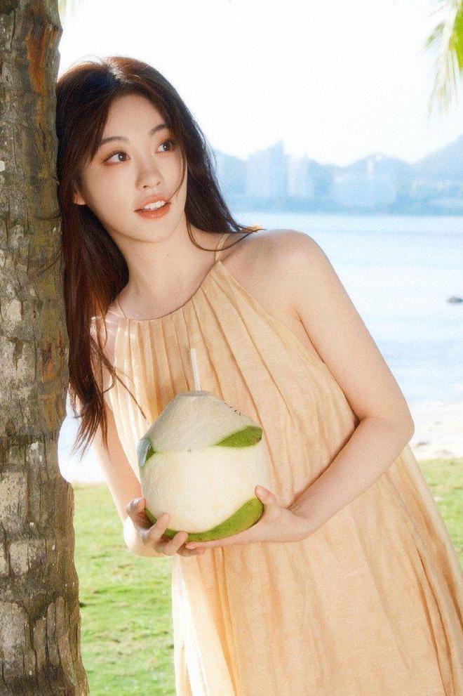 祝绪丹再晒美照，清纯甜美宛如初恋，配文似有深意引争议