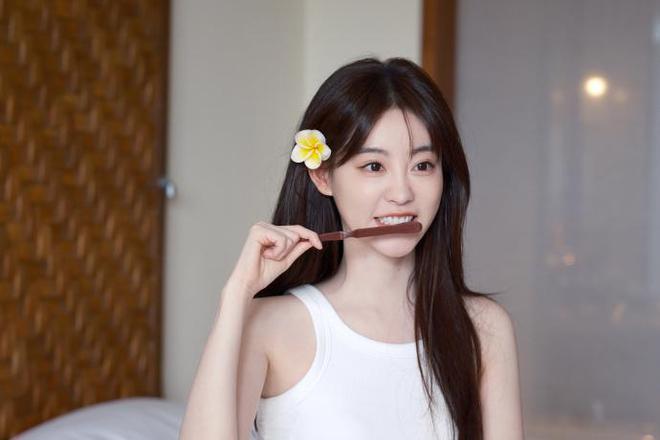 祝绪丹再晒美照，清纯甜美宛如初恋，配文似有深意引争议