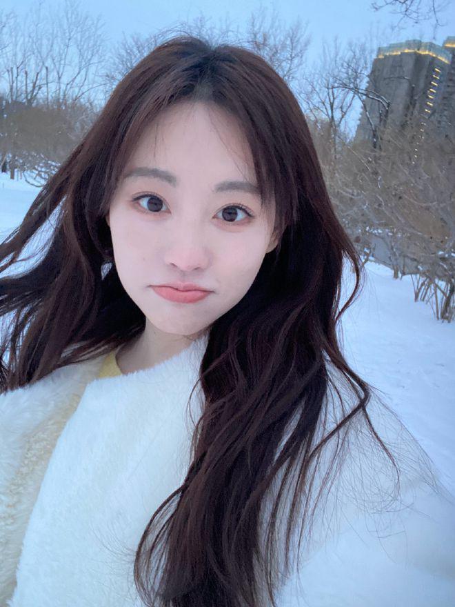 祝绪丹再晒美照，清纯甜美宛如初恋，配文似有深意引争议