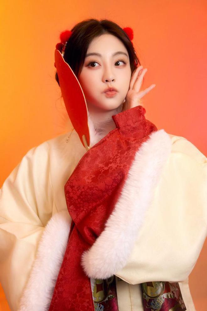 祝绪丹再晒美照，清纯甜美宛如初恋，配文似有深意引争议