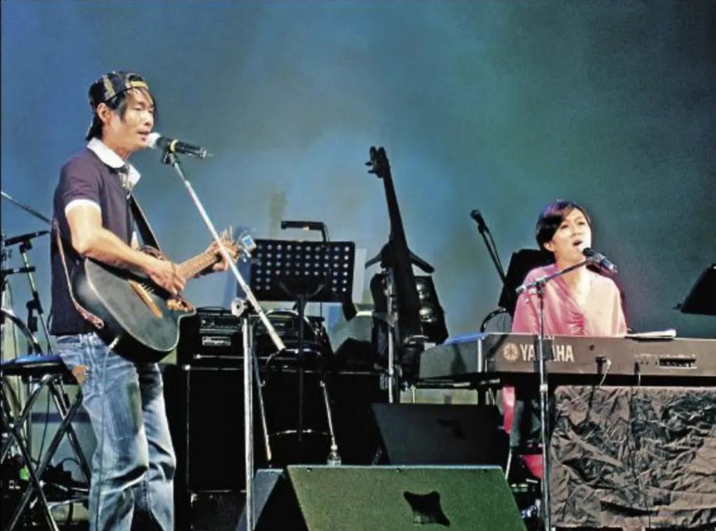 时代缝隙里的老歌手们，过得不要太滋润……