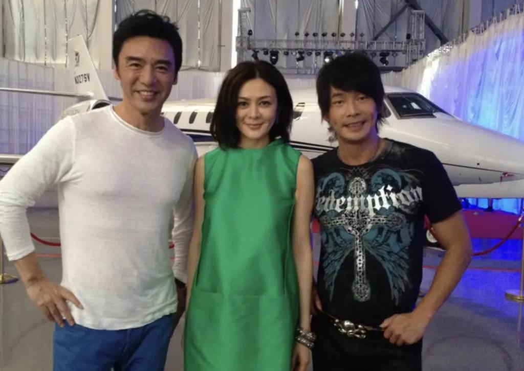 时代缝隙里的老歌手们，过得不要太滋润……