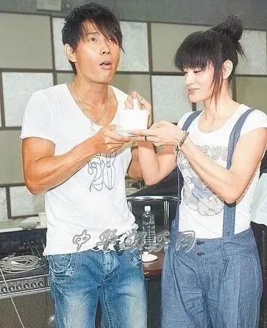 时代缝隙里的老歌手们，过得不要太滋润……