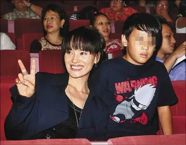 时代缝隙里的老歌手们，过得不要太滋润……